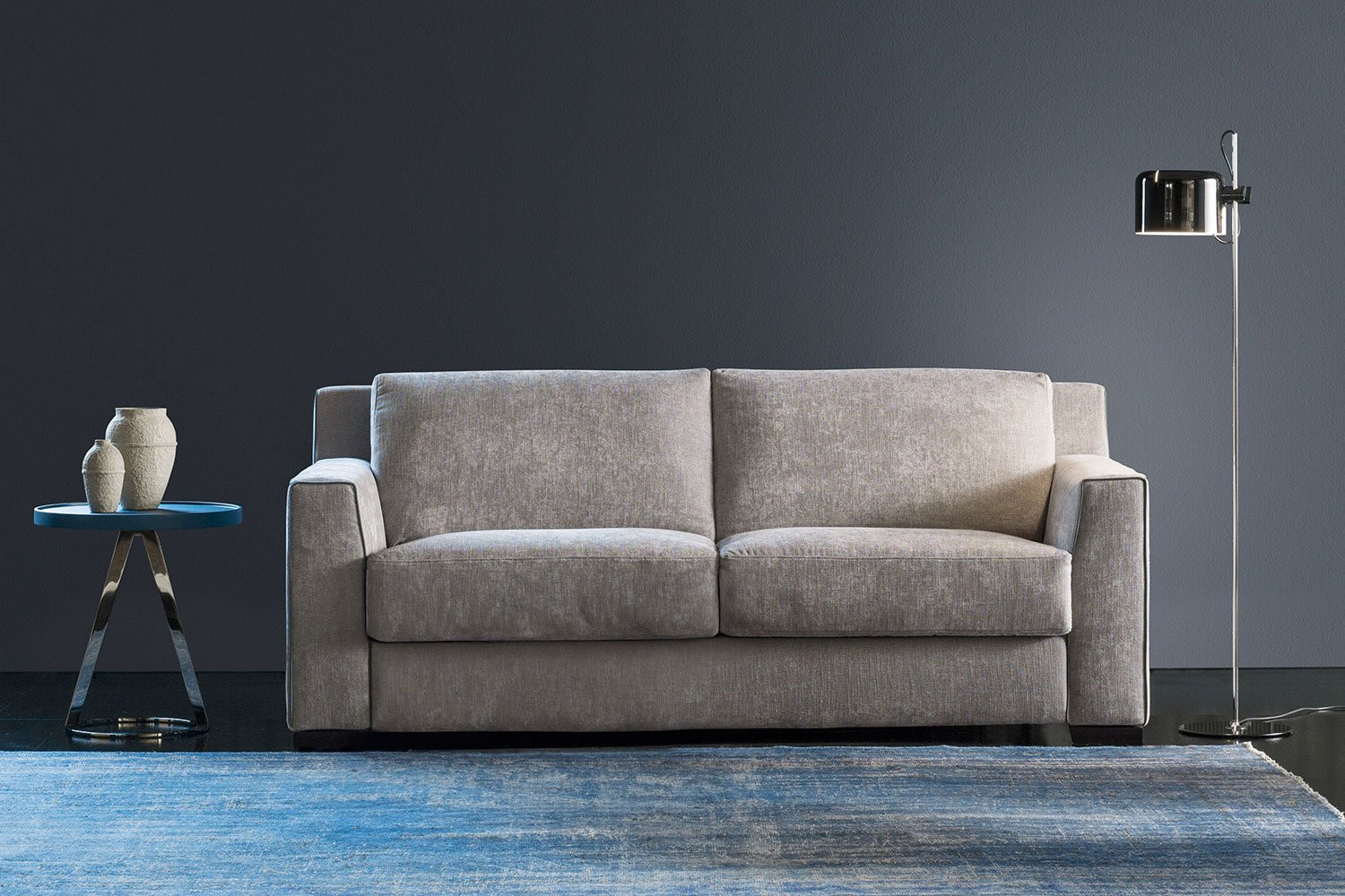 Regal ist ein 2- oder 3-Sitzer Schlafsofa mit 18 cm hoher Matratze